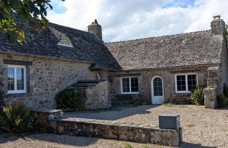 Maison en pierres proche de la mer