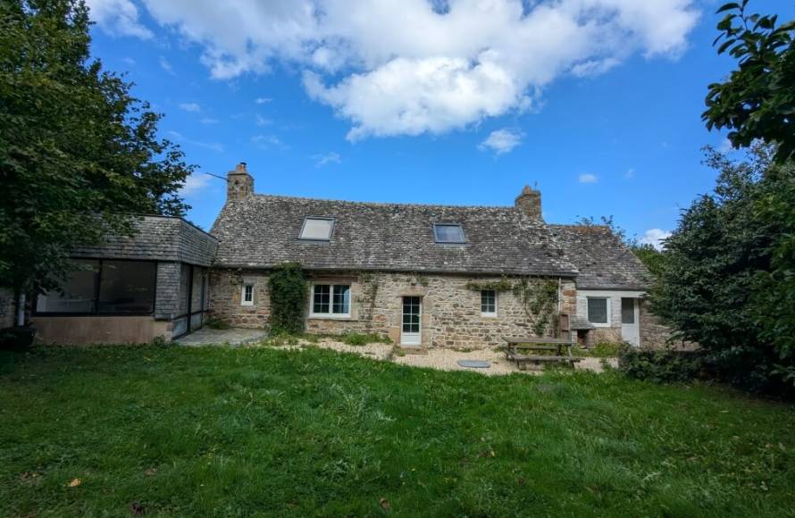 Maison en pierres proche de la mer