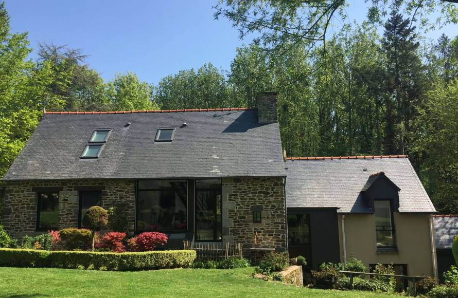 Maison en pierres rénovée en bordure de Rance