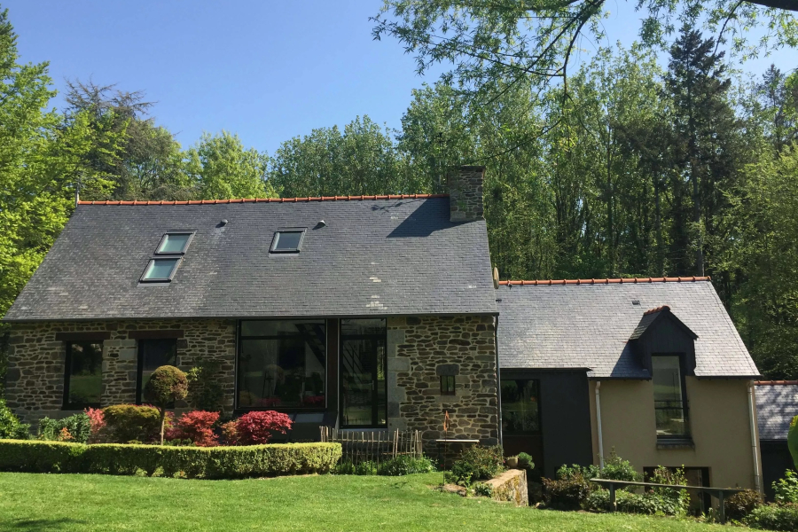 Maison en pierres rénovée en bordure de Rance