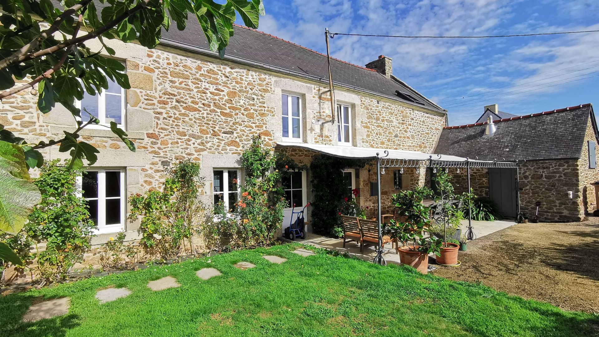 Maison en pierres rénovée avec piscine à Lancieux