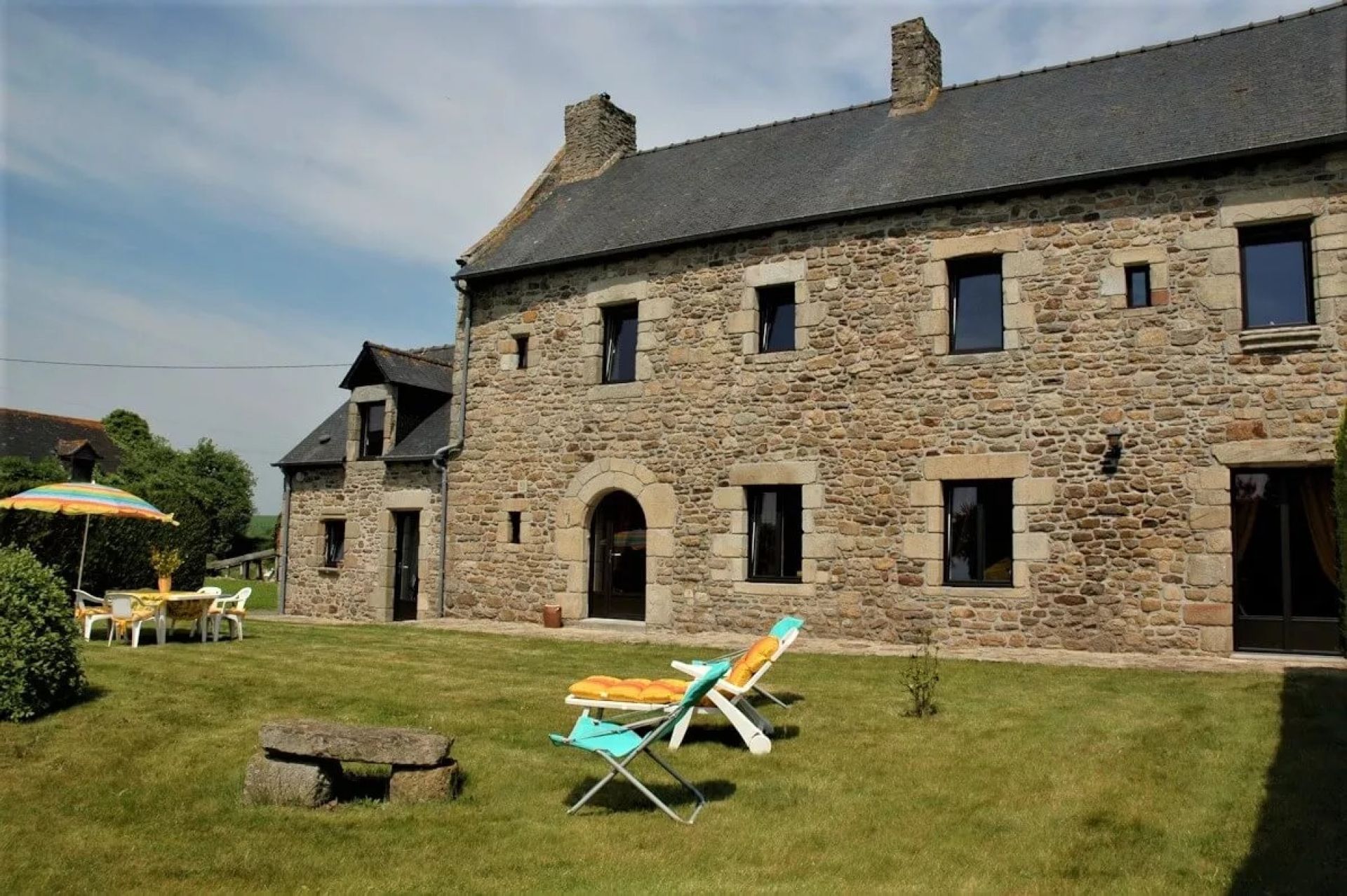 LONGERE EN PIERRES PROCHE CÔTE D'EMERAUDE