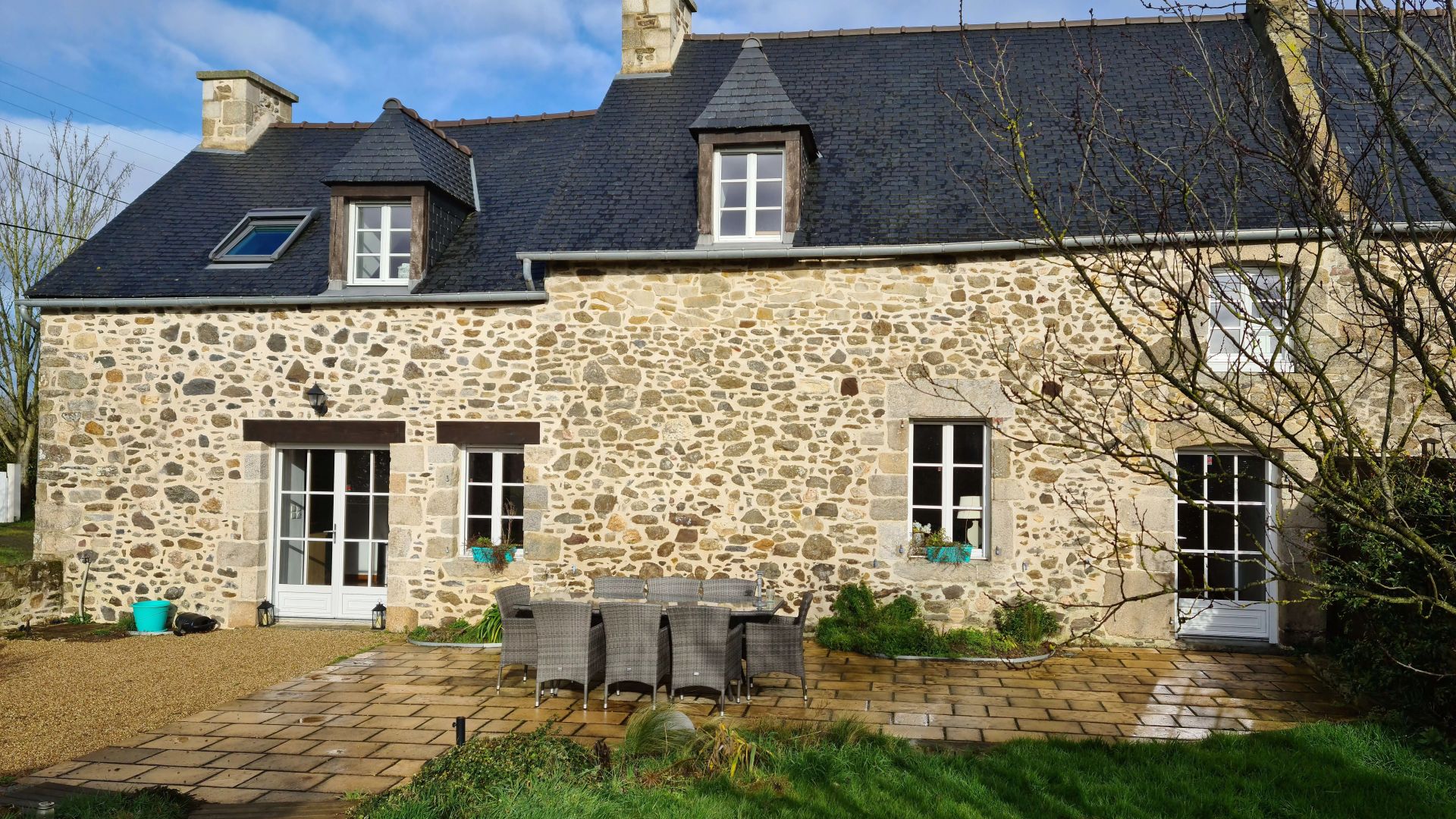 CHARMANTE LONGERE RENOVEE EN COTE D'ARMOR