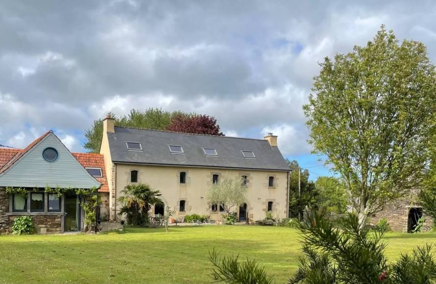 BELLE PROPRIETE RENOVEE PROCHE LOCQUIREC