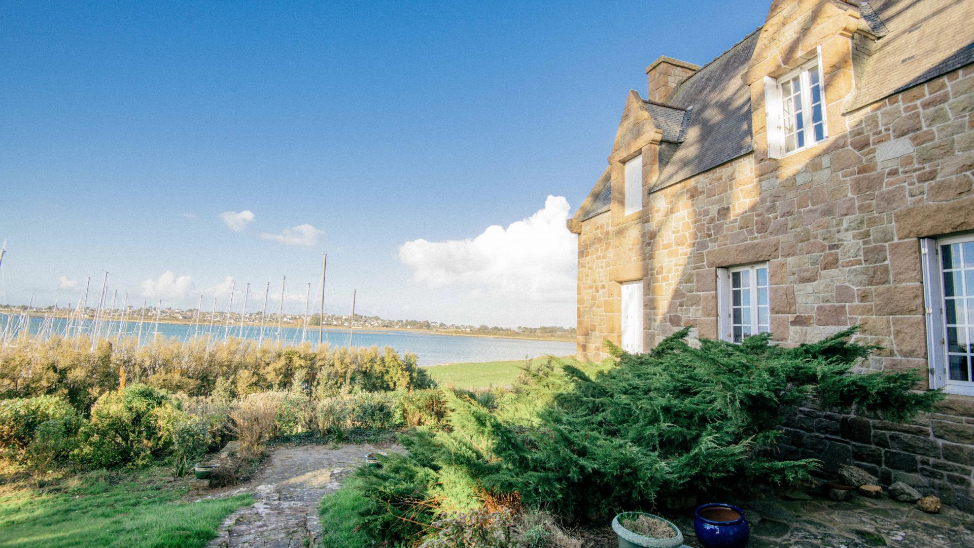 Maison en pierres face à la mer