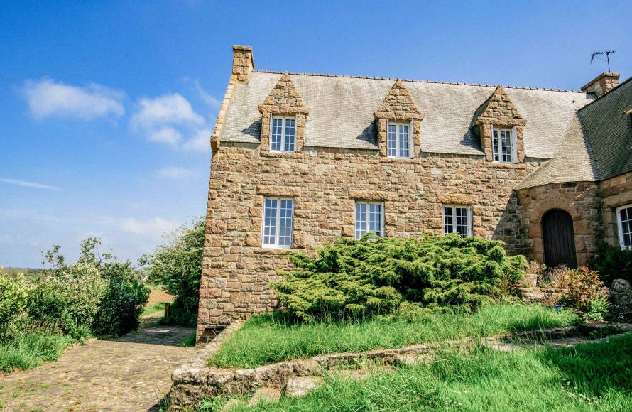 Maison en pierres face à la mer