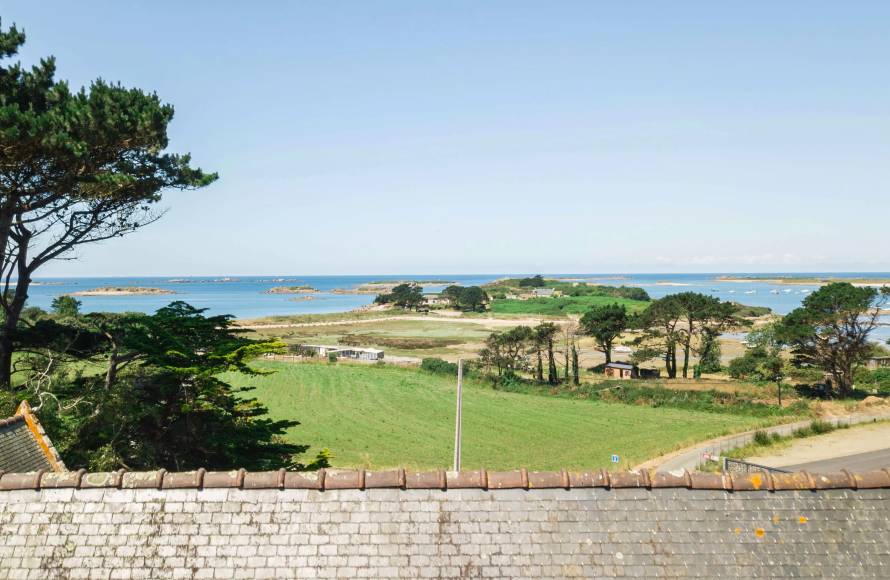 Maison en pierres face à la mer