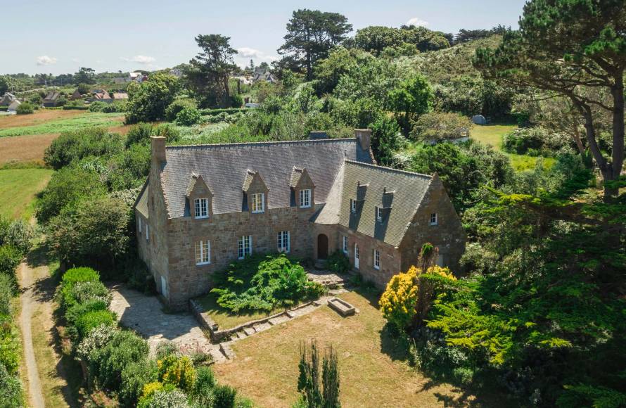 Maison en pierres face à la mer