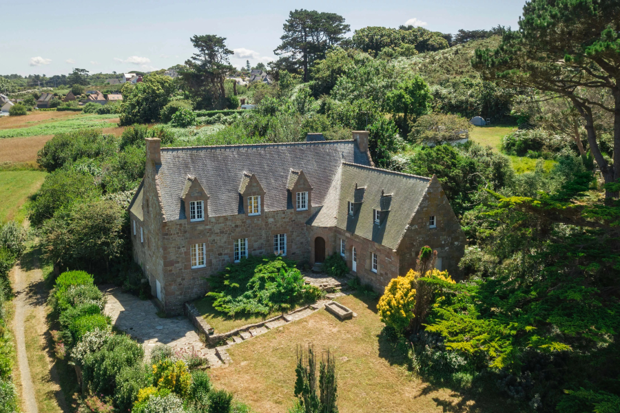 Maison en pierres face à la mer