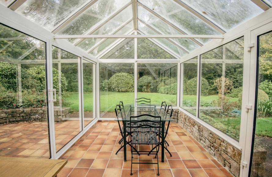 Propriété en pierres entre campagne et bord de mer