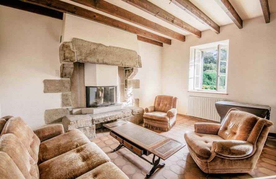 Propriété en pierres entre campagne et bord de mer