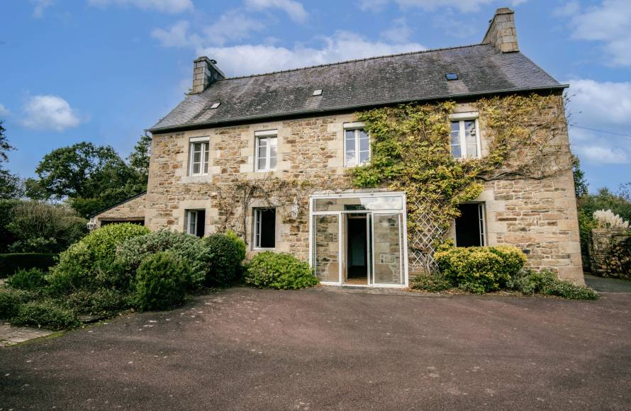 Propriété en pierres entre campagne et bord de mer