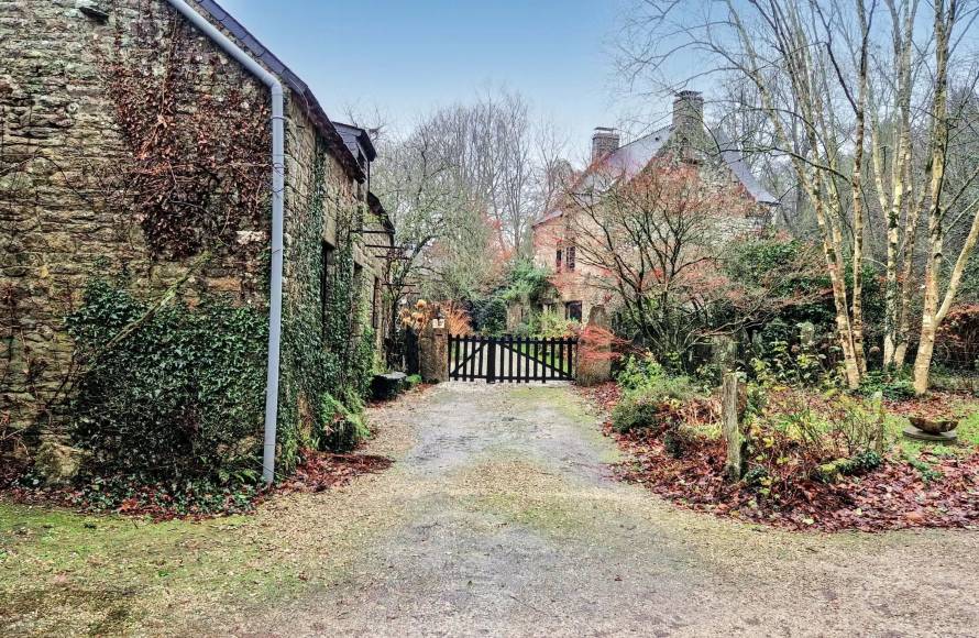 Manoir en pierres du 17 éme et ses dépendances