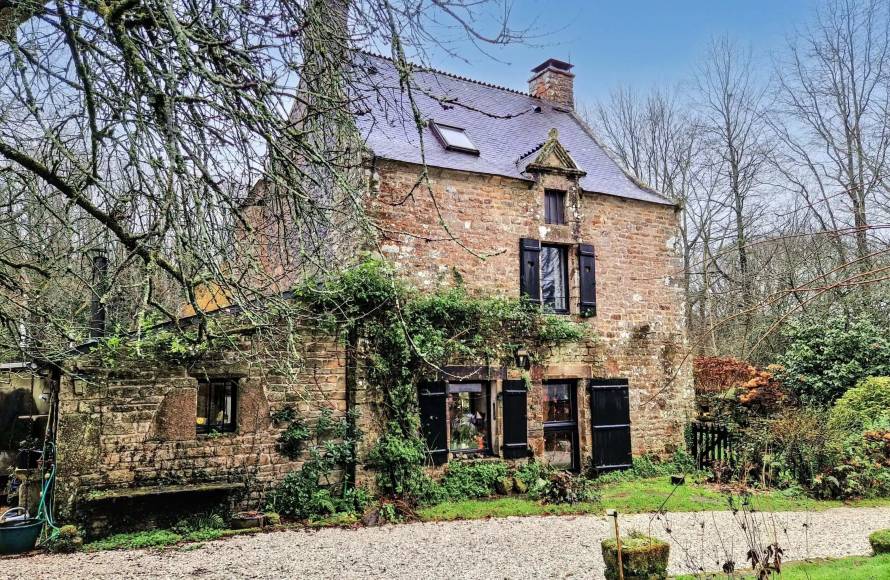 Manoir en pierres du 17 éme et ses dépendances