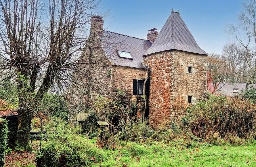 Manoir en pierres du 17 éme et ses dépendances