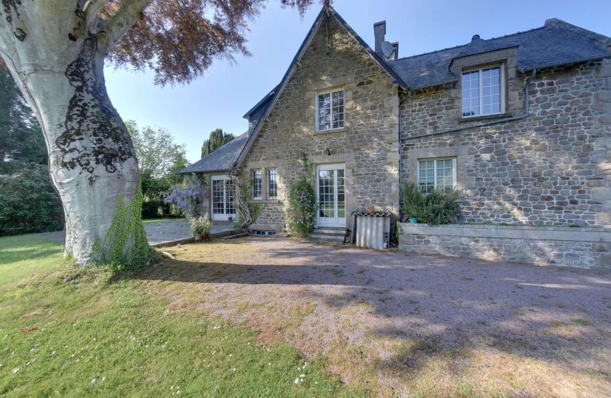 Maison familiale en pierres avec grand jardin arboré dans le centre de Pleurtuit