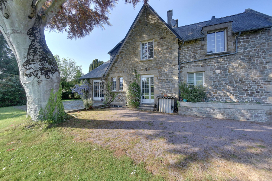 Maison en pierres avec jardin arboré dans le centre de Pleurtuit
