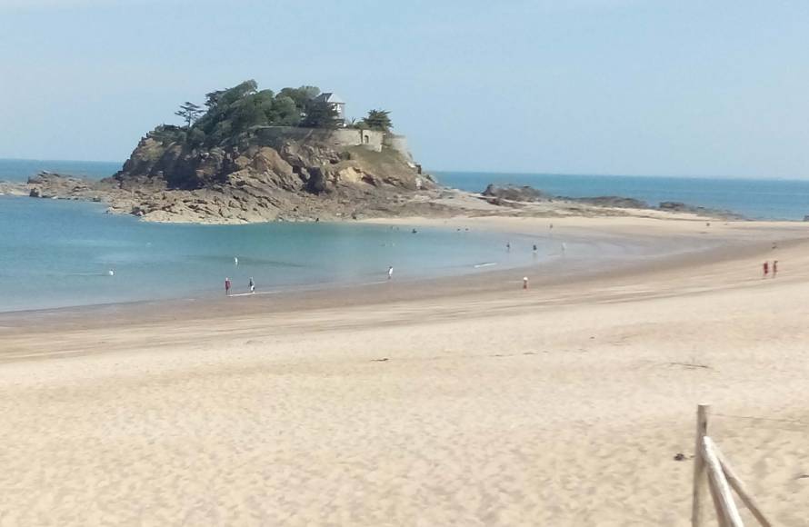 Terrain constructible à vendre à Saint-Coulomb, proche de la mer