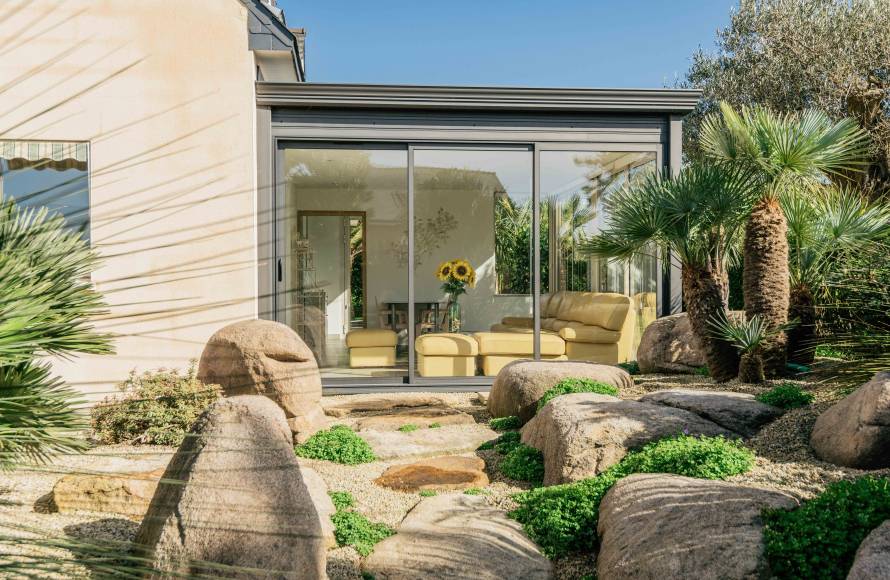 Maison contemporaine avec jardin en bord de mer