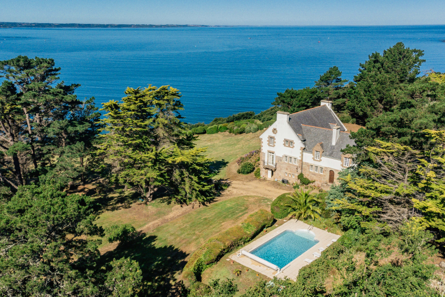 Propriété de prestige dominant la mer Côte de Granit Rose