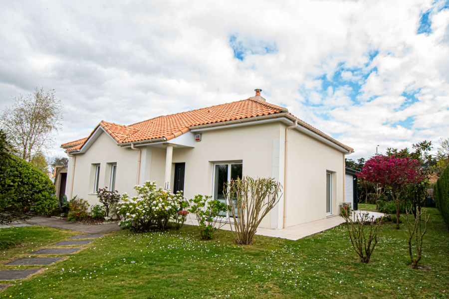 MAISON CONTEMPORAINE A LA BAULE