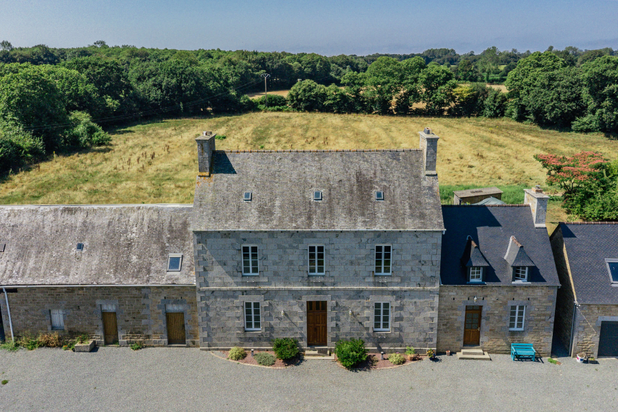 Ancien corps de ferme en partie rénové