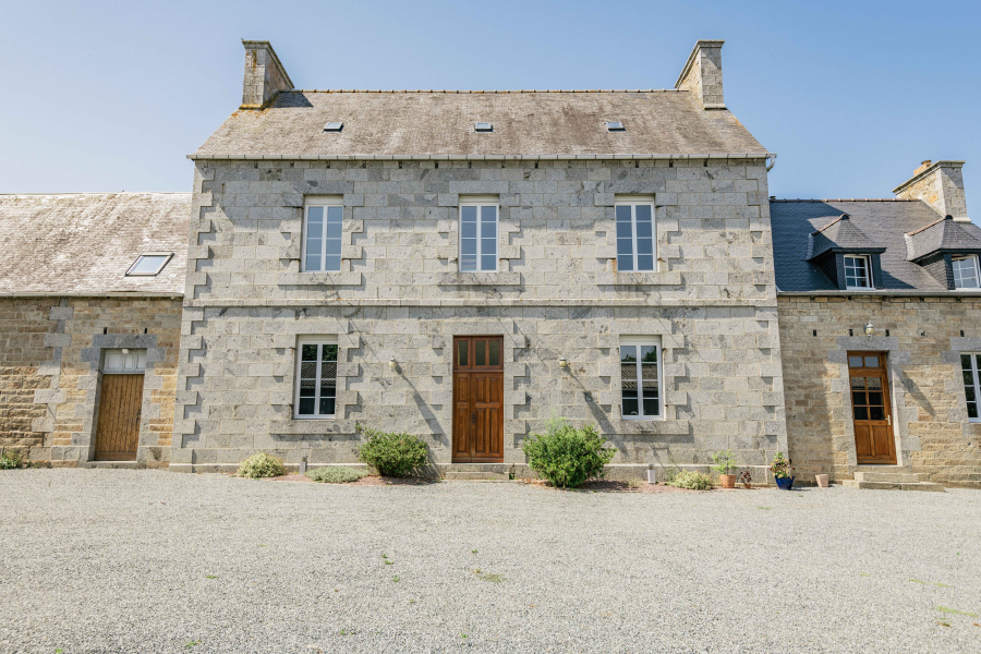 Ancien corps de ferme en partie rénové